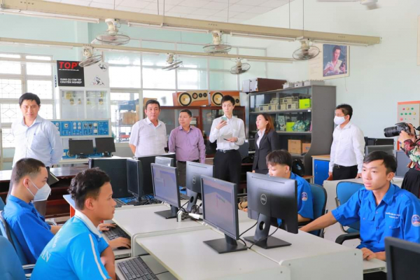Phó Giám đốc Sở Lao động, Thương binh và Xã hội Nguyễn Đại Tánh (áo tím) giới thiệu thế mạnh đào tạo nghề của Trường Cao đẳng Long An cho các doanh nghiệp có nhu cầu tuyển dụng